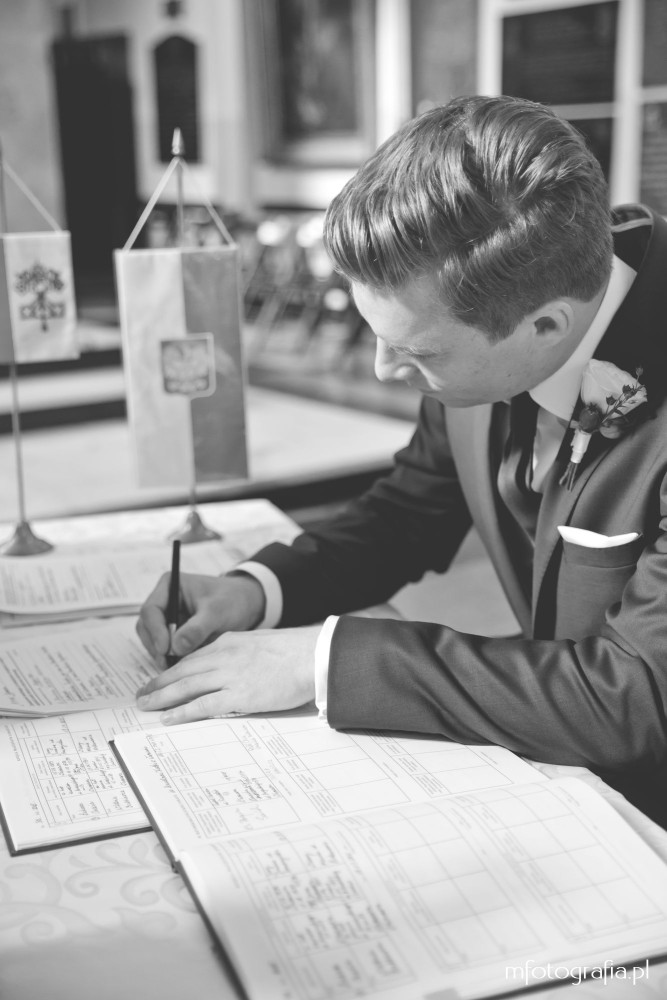 Pan Młody podpisje dokumenty